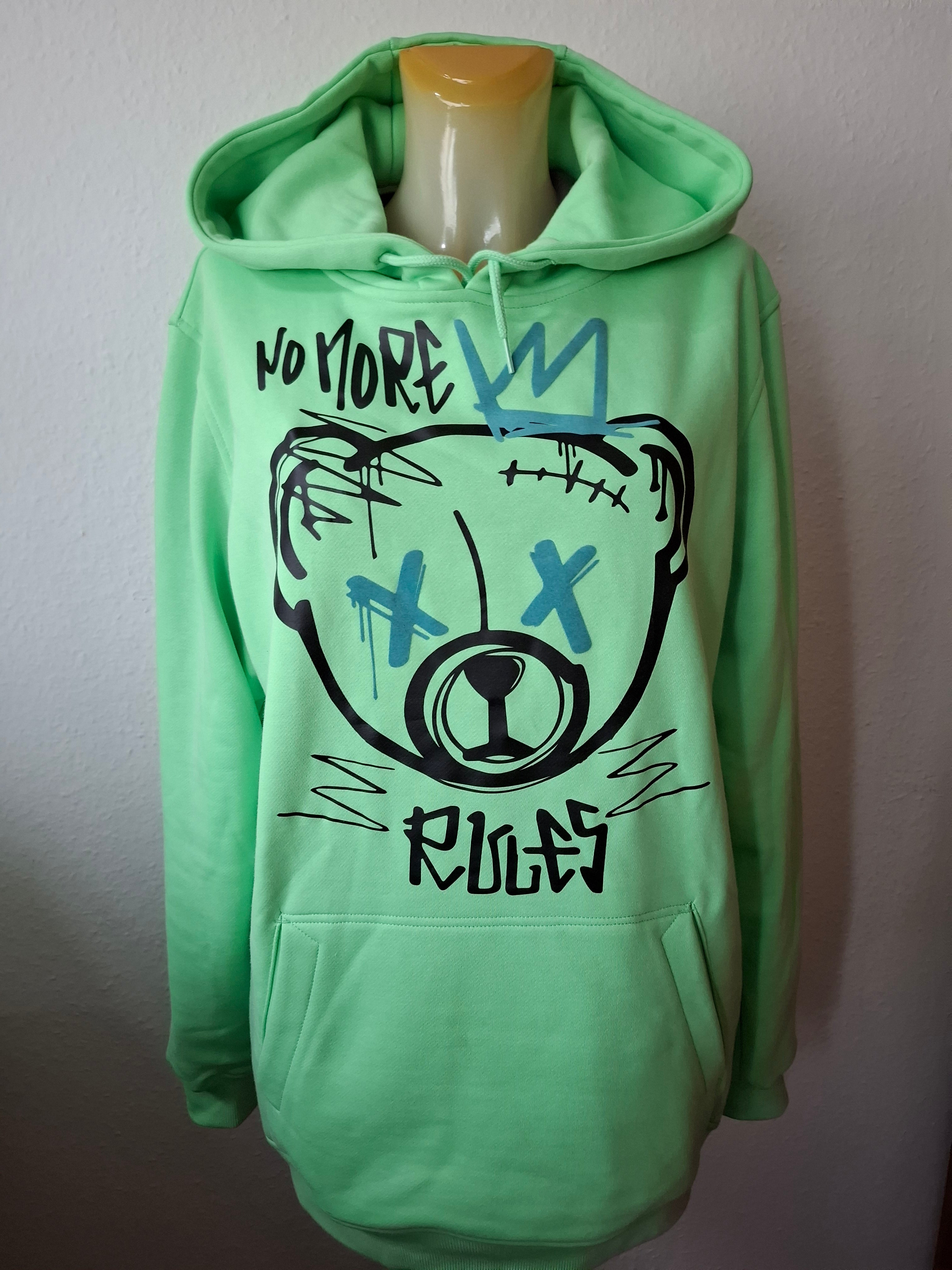 Trendiger grüner Hoodie mit einem Bären drauf. Super für einen lässigen Look!