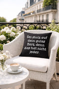 Kissenbezug "Sei stolz auf dein gutes Herz" – 40×40 cm | 100% Fairtrade - Baumwolle Canvas 305 g/m² | Schwarz mit weißem Druck | inkl. Polyester - Innenkissen optional - AC Designs