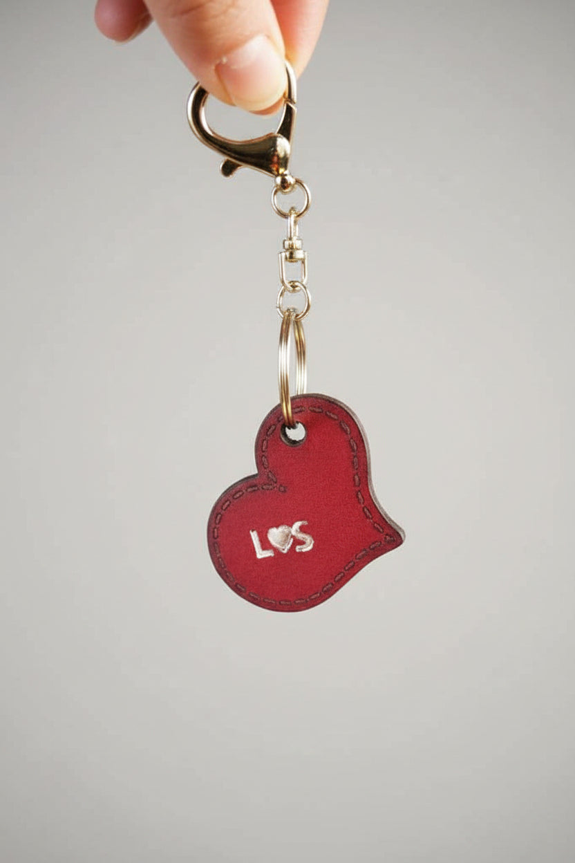 Leder Schlüsselanhänger Herz personalisiert - Naturleder, graviert & geprägt mit Initialen (5 x 4,2 cm) - AC Designs