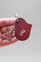 Leder Schlüsselanhänger Herz personalisiert - Naturleder, graviert & geprägt mit Initialen (5 x 4,2 cm) - AC Designs