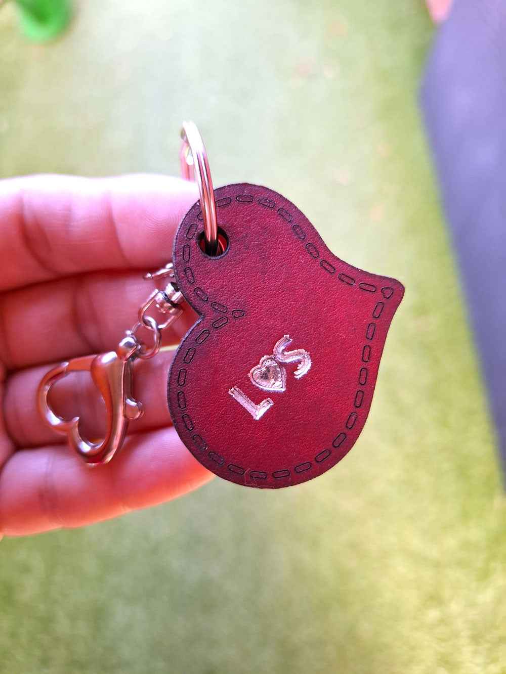 Leder Schlüsselanhänger Herz personalisiert - Naturleder, graviert & geprägt mit Initialen (5 x 4,2 cm) - AC Designs
