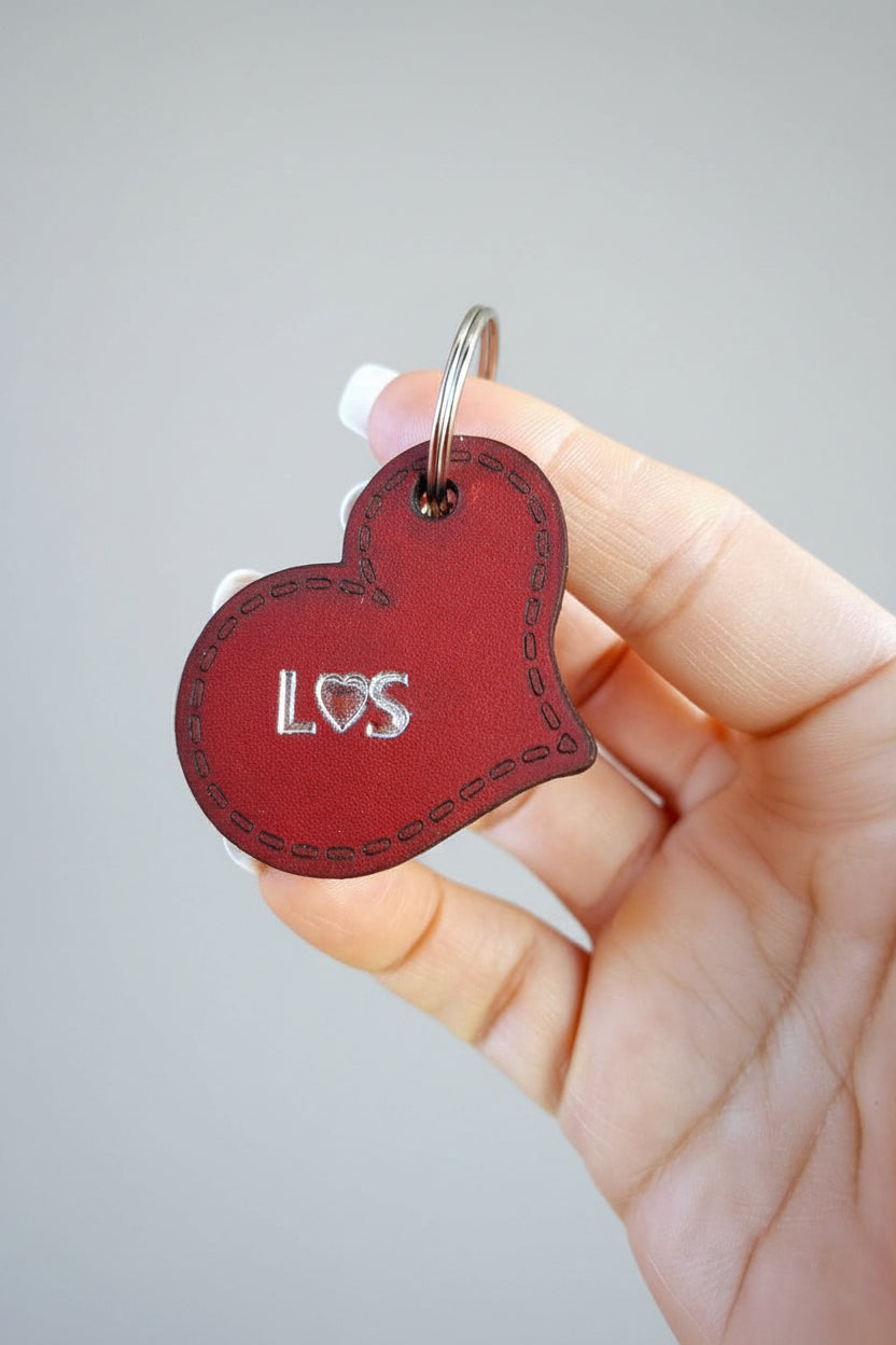 Leder Schlüsselanhänger Herz personalisiert - Naturleder, graviert & geprägt mit Initialen (5 x 4,2 cm) - AC Designs