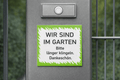Magnetschild „Wir sind im Garten – bitte länger klingeln“ | 9 × 10 cm | Magnet für Zaun & Haustür - AC Designs
