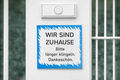 Magnetschild „Wir sind zuhause – bitte länger klingeln“ | 9 × 10 cm | Magnetschild - AC Designs