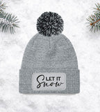 Mütze „LET IT SNOW“ – Winter Beanie mit Bommel | Snowstar® Patch Beanie - AC Designs
