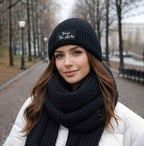 Patch Beanie Schwarz – „Stronger Than Yesterday“ | Unisex Streetwear Mütze - AC Designs