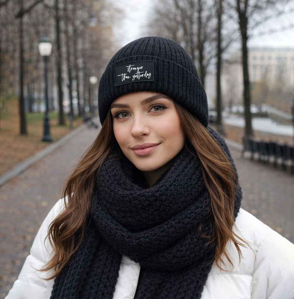 Patch Beanie Schwarz – „Stronger Than Yesterday“ | Unisex Streetwear Mütze - AC Designs