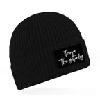 Patch Beanie Schwarz – „Stronger Than Yesterday“ | Unisex Streetwear Mütze - AC Designs