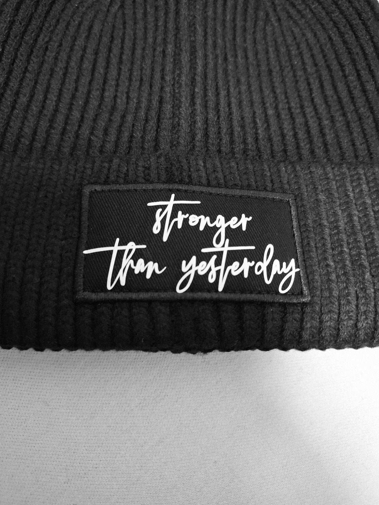 Patch Beanie Schwarz – „Stronger Than Yesterday“ | Unisex Streetwear Mütze - AC Designs