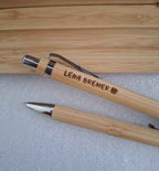 Personalisiert – Bambus-Kugelschreiber mit Gravur | Individuelles Geschenk mit Personalisierung - AC Designs