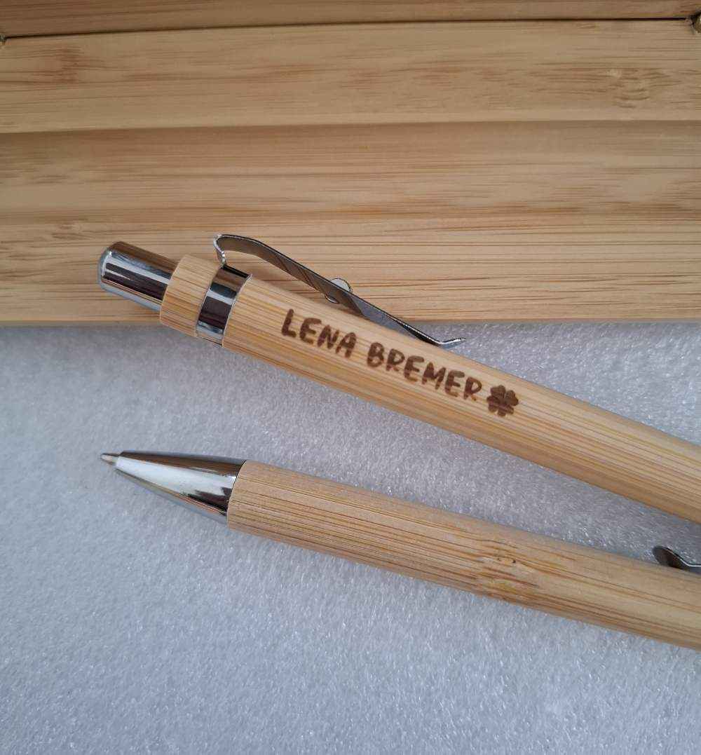 Personalisiert – Bambus-Kugelschreiber mit Gravur | Individuelles Geschenk mit Personalisierung - AC Designs