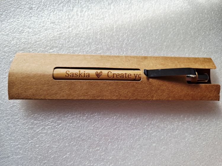 Personalisiert – Bambus-Kugelschreiber mit Gravur | Individuelles Geschenk mit Personalisierung - AC Designs