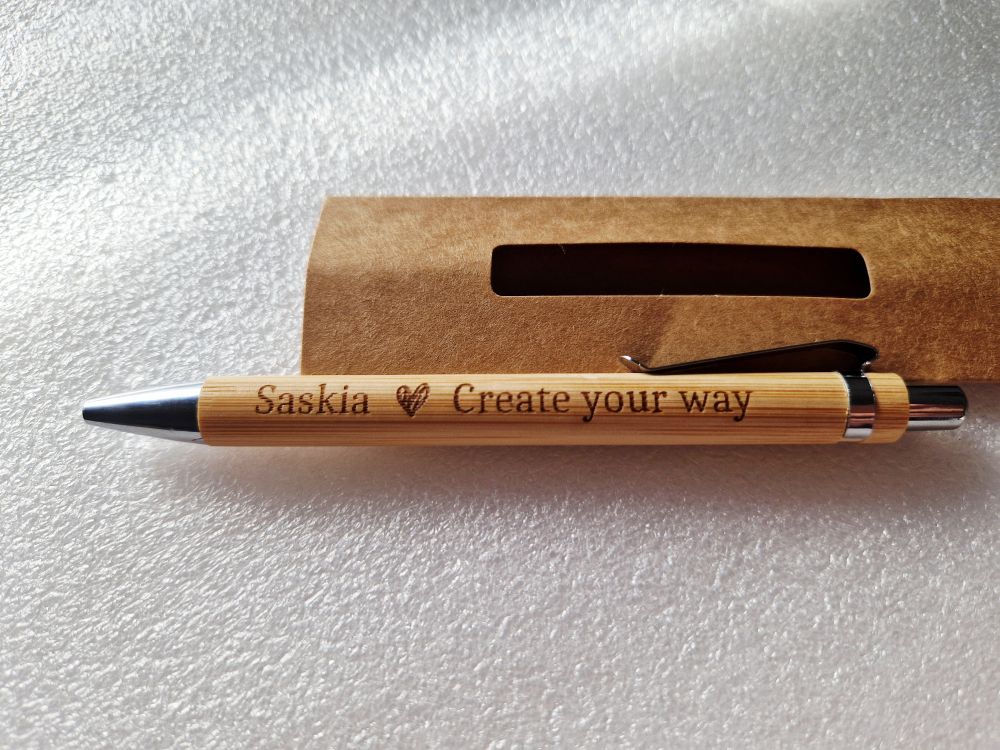 Personalisiert – Bambus-Kugelschreiber mit Gravur | Individuelles Geschenk mit Personalisierung - AC Designs