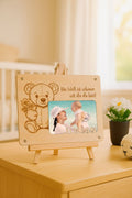 Personalisierte Geschenkidee zur Geburt – Holz-Bilderrahmen mit Gravur & Name (25 x 20,5 cm, Foto 15 x 10 cm) - AC Designs