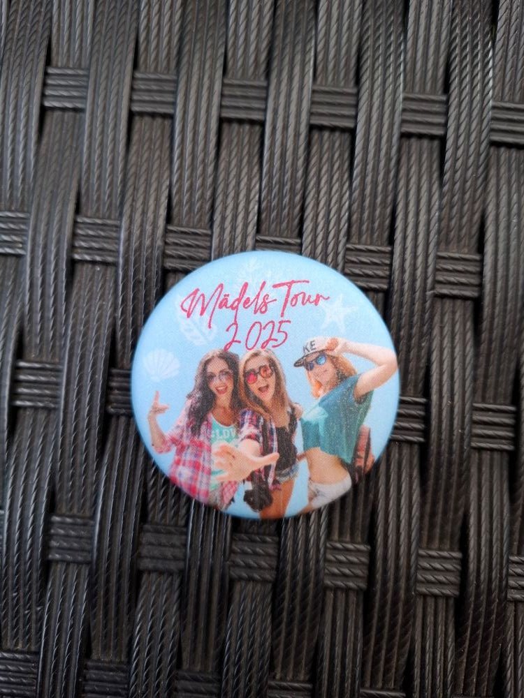 Personalisierter Urlaubsbutton 2025 – mit Wunschtext & Foto - AC Designs