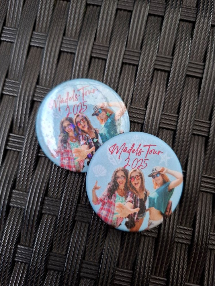 Personalisierter Urlaubsbutton 2025 – mit Wunschtext & Foto - AC Designs