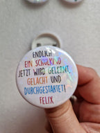 Personalisiertes Einschulungs-Button mit Namen – Lustiger Spruch & Glitzer-Effekt - AC Designs