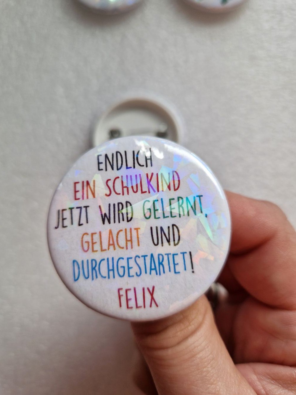 Personalisiertes Einschulungs-Button mit Namen – Lustiger Spruch & Glitzer-Effekt - AC Designs