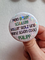 Personalisiertes Einschulungs-Button mit Namen – Lustiger Spruch & Glitzer-Effekt - AC Designs