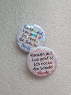 Personalisiertes Einschulungs-Button mit Namen – Lustiger Spruch & Glitzer-Effekt - AC Designs