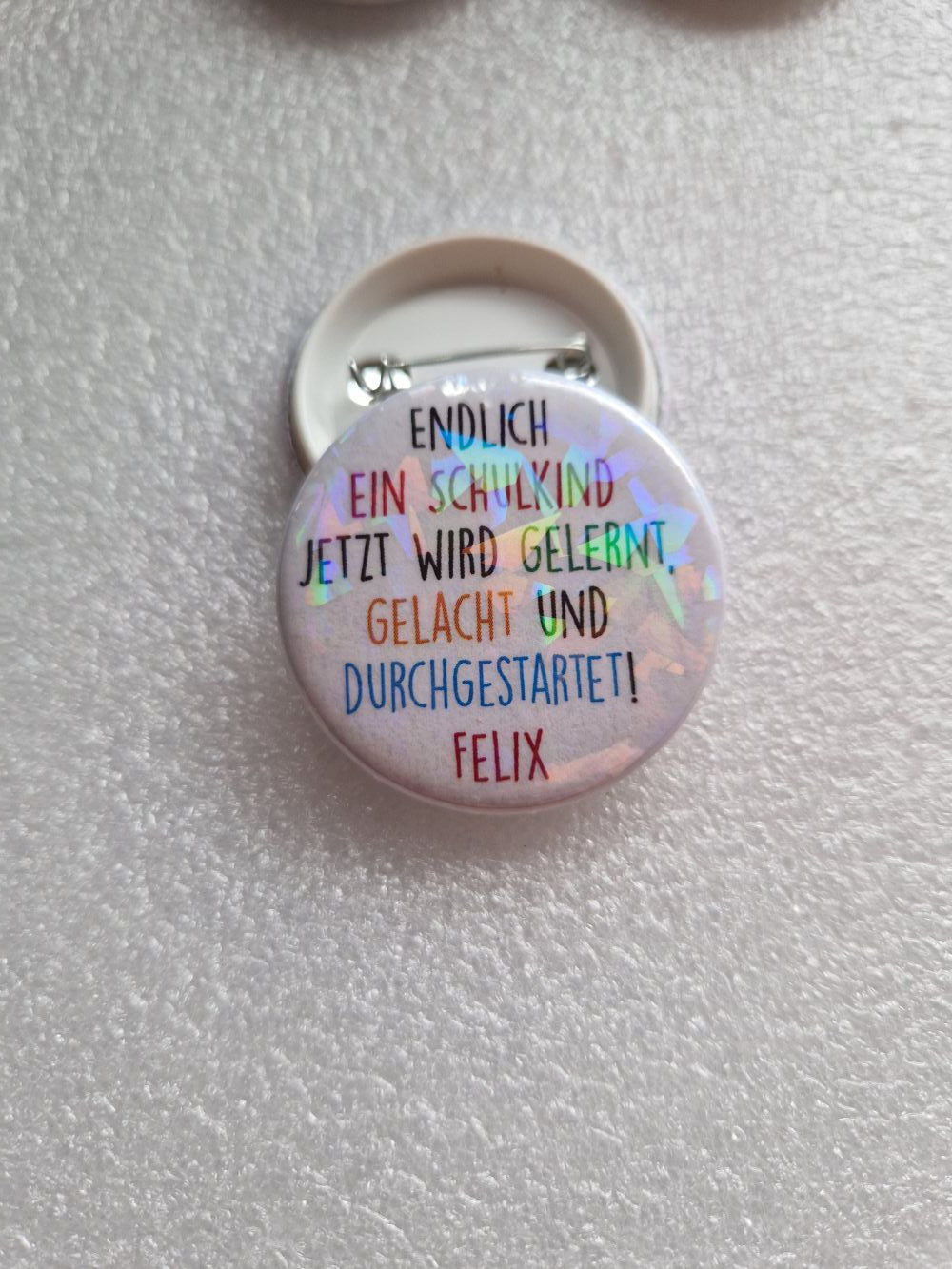 Personalisiertes Einschulungs-Button mit Namen – Lustiger Spruch & Glitzer-Effekt - AC Designs