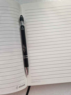 Personalisiertes Notizbuch & Kugelschreiber Set aus Steinpapier - graviert | A5 Hardcover Journal nachhaltig - AC Designs