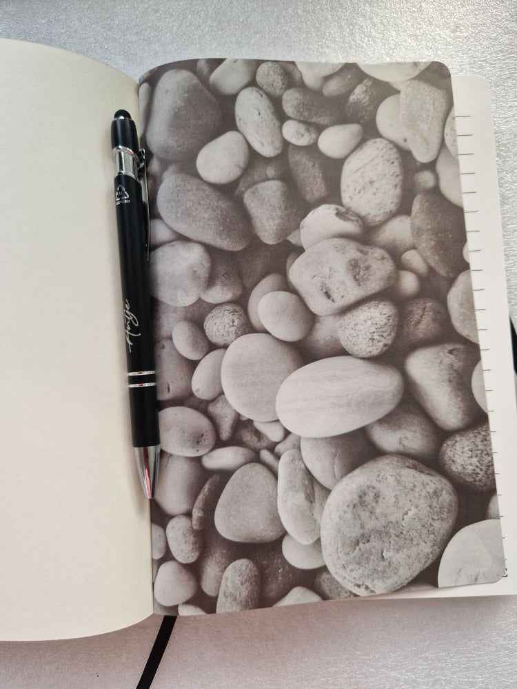Personalisiertes Notizbuch & Kugelschreiber Set aus Steinpapier - graviert | A5 Hardcover Journal nachhaltig - AC Designs