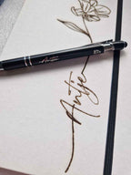 Personalisiertes Notizbuch & Kugelschreiber Set mit Lasergravur – Nachhaltiges A5 Steinpapier Notizbuch & recycelter Aluminium Pen – Name frei wählbar - AC Designs