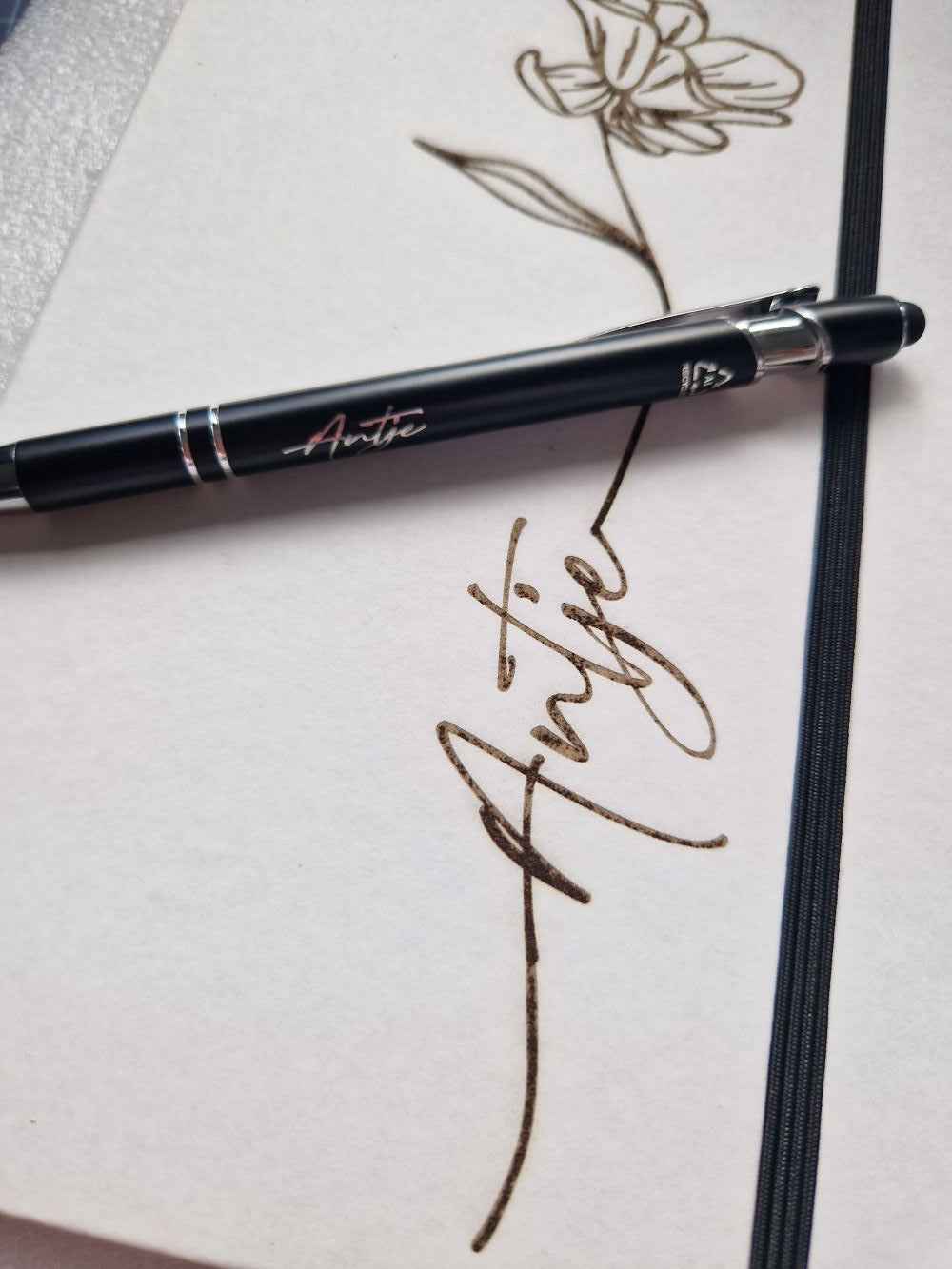 Personalisiertes Notizbuch & Kugelschreiber Set mit Lasergravur – Nachhaltiges A5 Steinpapier Notizbuch & recycelter Aluminium Pen – Name frei wählbar - AC Designs