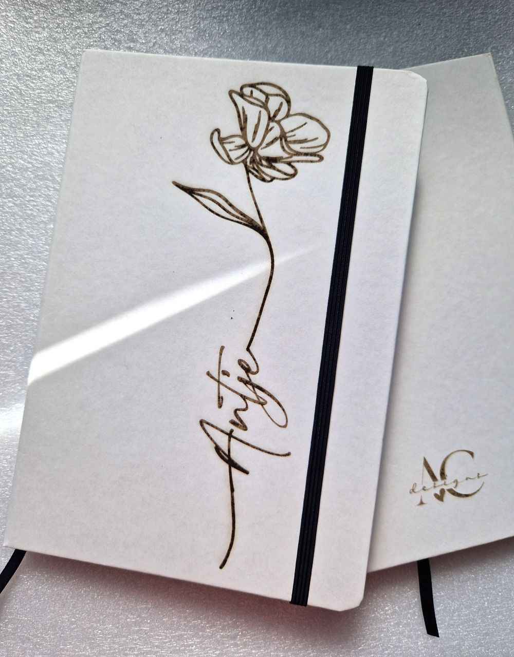 Personalisiertes Notizbuch & Kugelschreiber Set mit Lasergravur – Nachhaltiges A5 Steinpapier Notizbuch & recycelter Aluminium Pen – Name frei wählbar - AC Designs