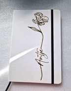 Personalisiertes Notizbuch & Kugelschreiber Set mit Lasergravur – Nachhaltiges A5 Steinpapier Notizbuch & recycelter Aluminium Pen – Name frei wählbar - AC Designs