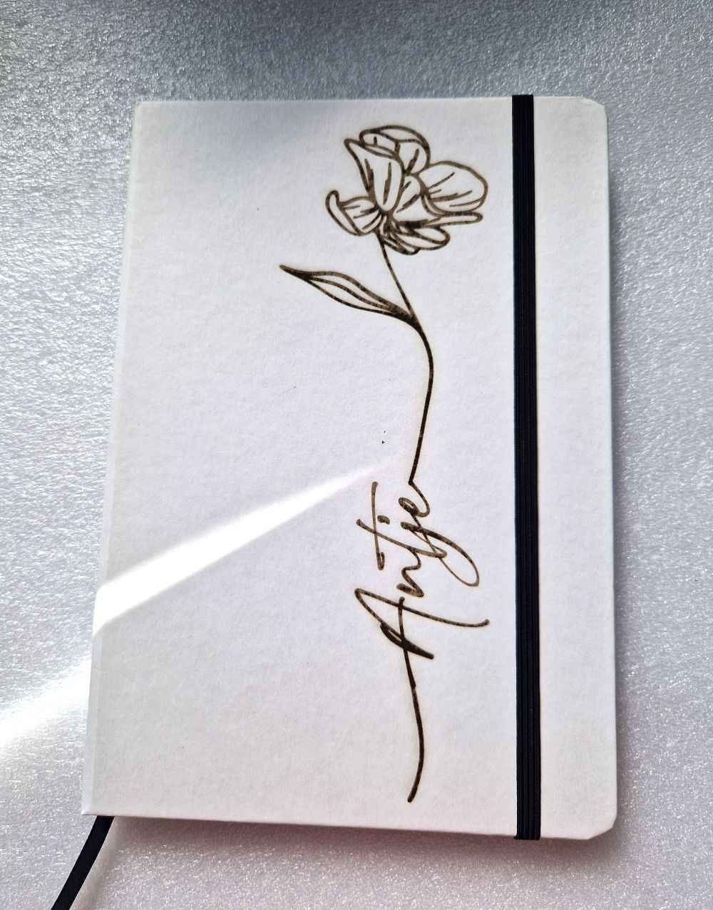 Personalisiertes Notizbuch & Kugelschreiber Set mit Lasergravur – Nachhaltiges A5 Steinpapier Notizbuch & recycelter Aluminium Pen – Name frei wählbar - AC Designs