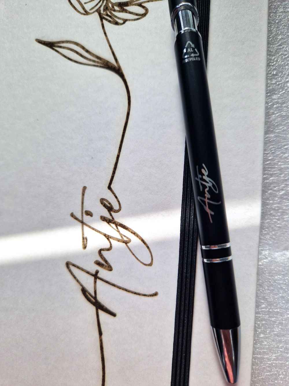 Personalisiertes Notizbuch & Kugelschreiber Set mit Lasergravur – Nachhaltiges A5 Steinpapier Notizbuch & recycelter Aluminium Pen – Name frei wählbar - AC Designs