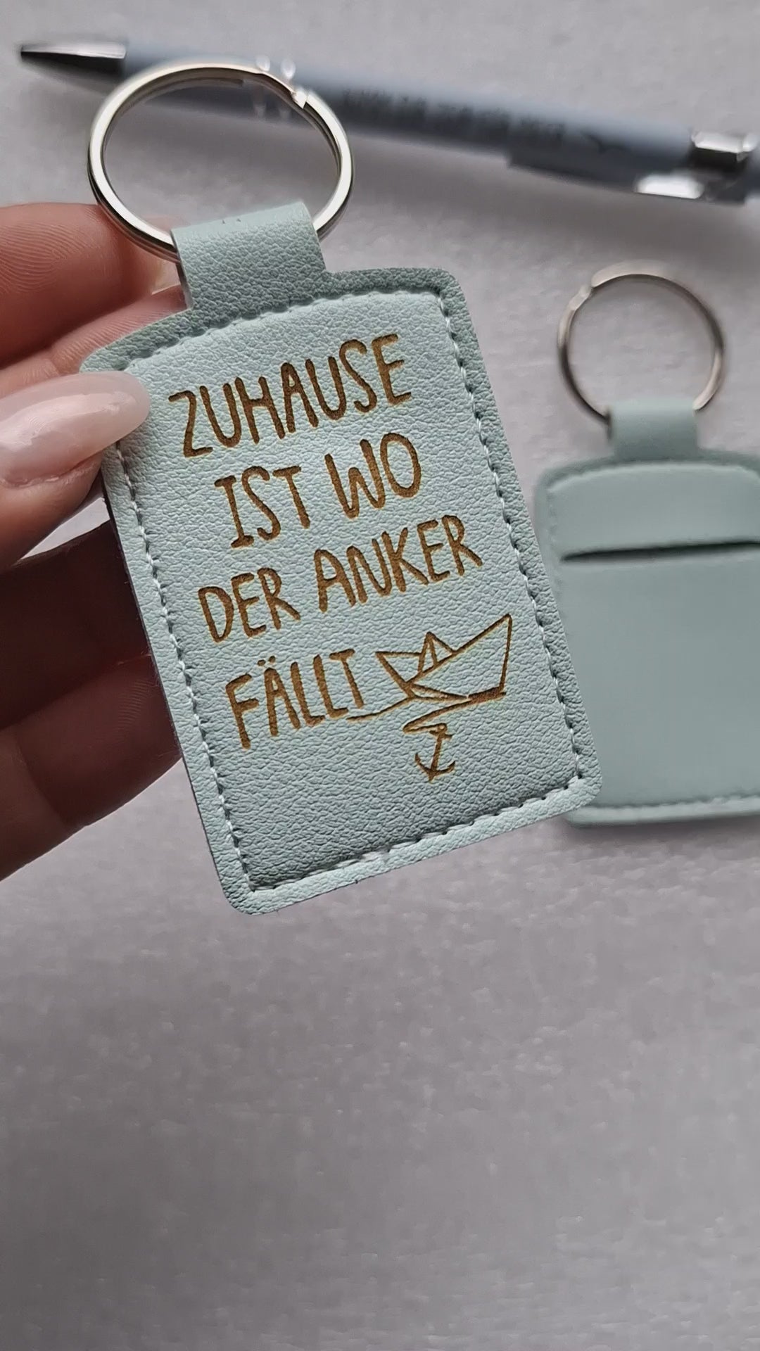 Schlüsselanhänger aus Kunstleder mit Lasergravur – „Zuhause ist wo der Anker fällt“ – himmelblau, praktisch mit Chip-Aufbewahrung