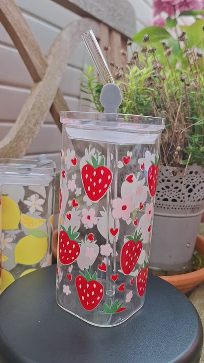 Erdbeer-Glasbecher mit Deckel & Strohhalm - 400 ml, auslaufsicher & langlebig - Stylisches Trinkglas mit Fruchtmotiv