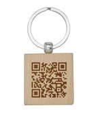 Quadratischer Buchenholz-Schlüsselanhänger mit Lasergravur & QR-Code für Notfallnummer - AC Designs