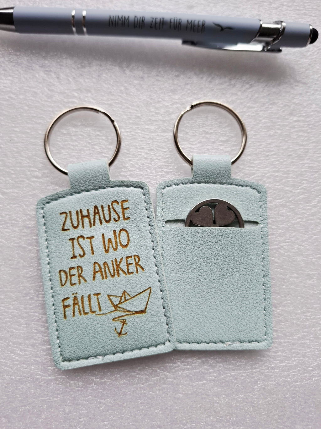 Schlüsselanhänger aus Kunstleder mit Lasergravur – „Zuhause ist wo der Anker fällt“ – himmelblau, praktisch mit Chip-Aufbewahrung