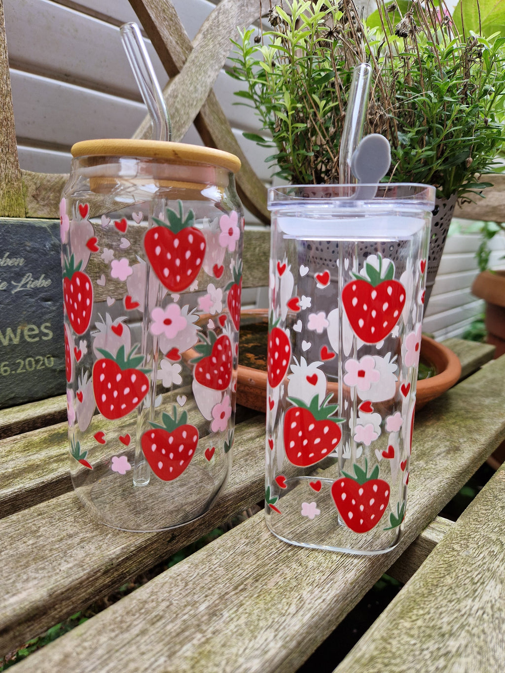 Eckiges Erdbeer-Glasbecher mit Deckel & Strohhalm - 400 ml, auslaufsicher & langlebig