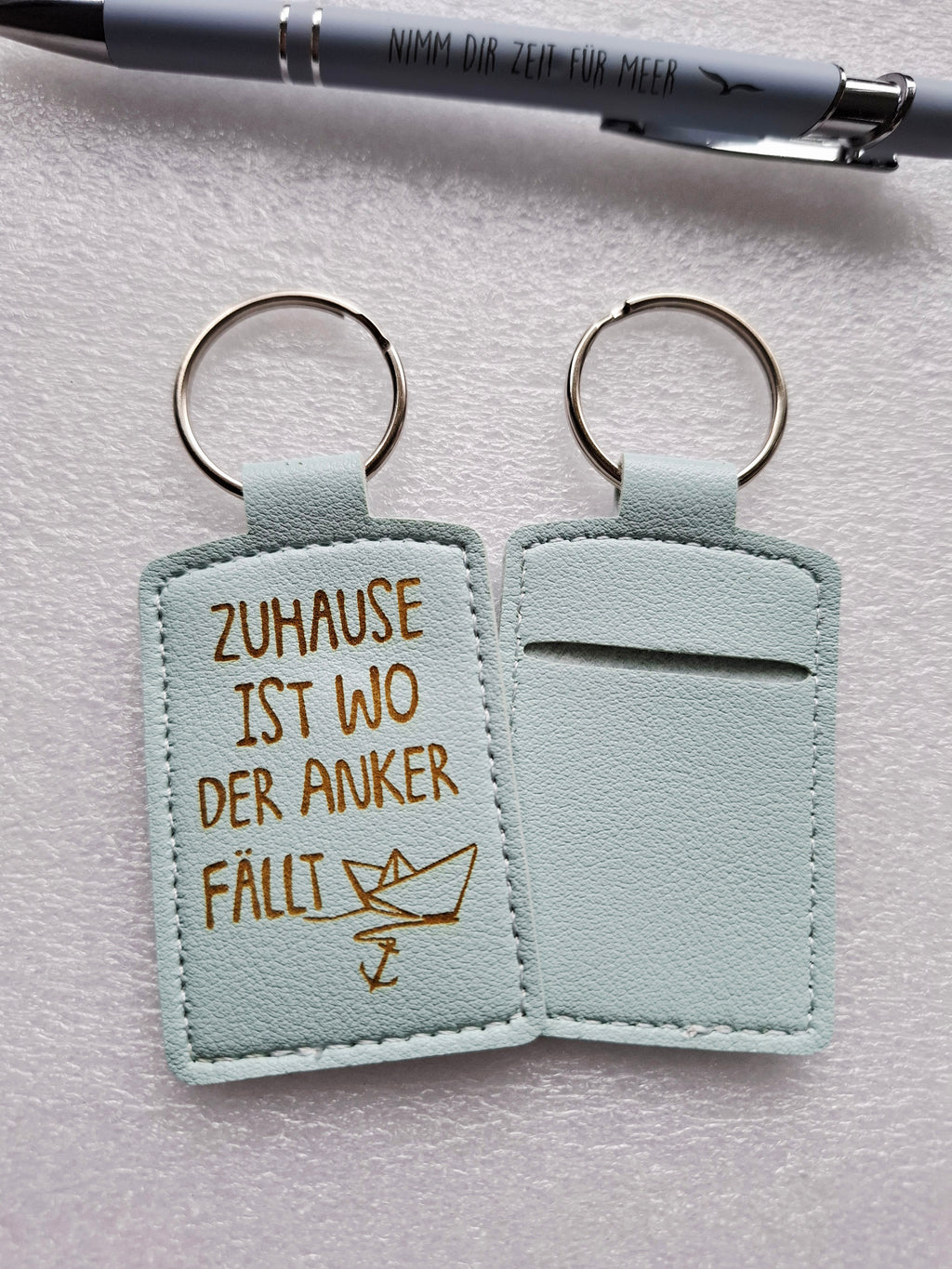 Schlüsselanhänger aus Kunstleder mit Lasergravur – „Zuhause ist wo der Anker fällt“ – himmelblau, praktisch mit Chip-Aufbewahrung