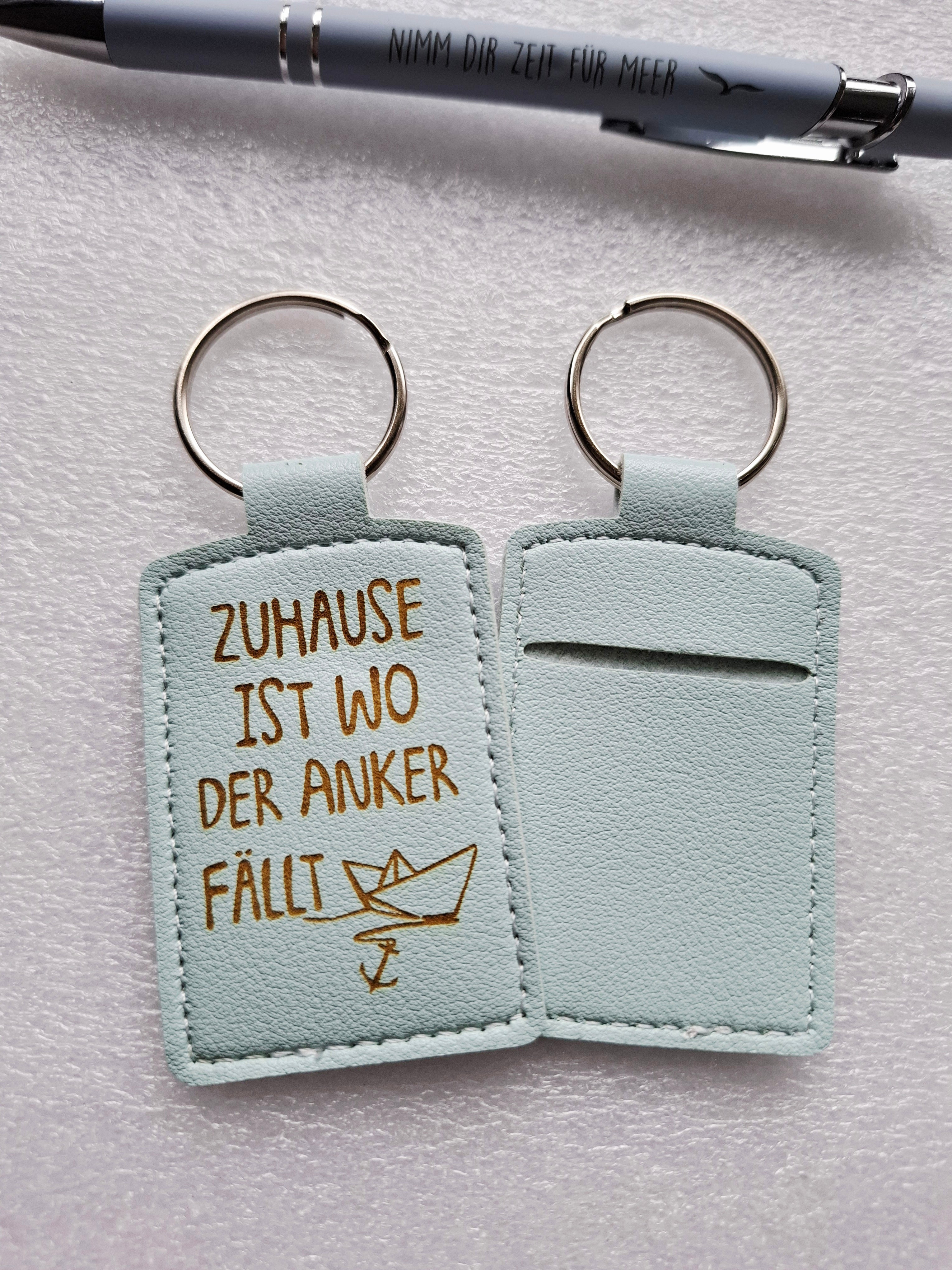 Schlüsselanhänger aus Kunstleder mit Lasergravur – „Zuhause ist wo der Anker fällt“ – himmelblau, praktisch mit Chip-Aufbewahrung