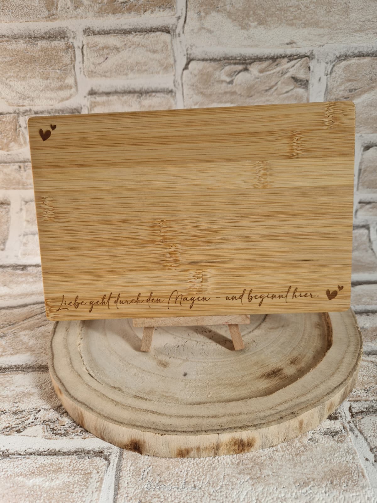 Graviertes Bambus Schneidebrett „Liebe geht durch den Magen“ – Frühstücksbrett 23 x 15 cm