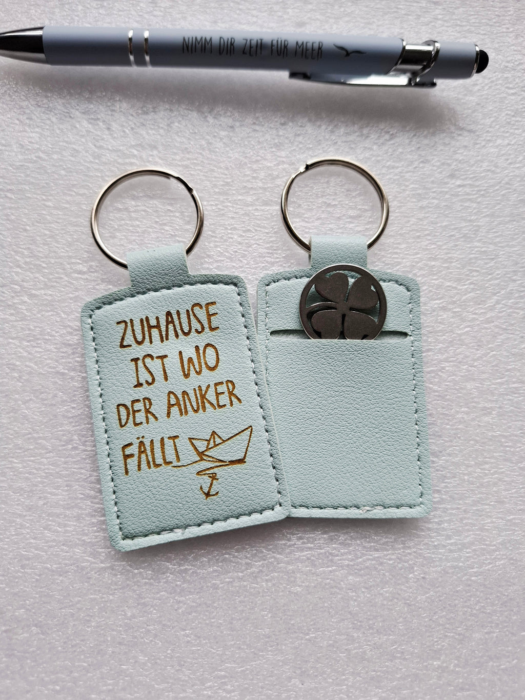 Schlüsselanhänger aus Kunstleder mit Lasergravur – „Zuhause ist wo der Anker fällt“ – himmelblau, praktisch mit Chip-Aufbewahrung