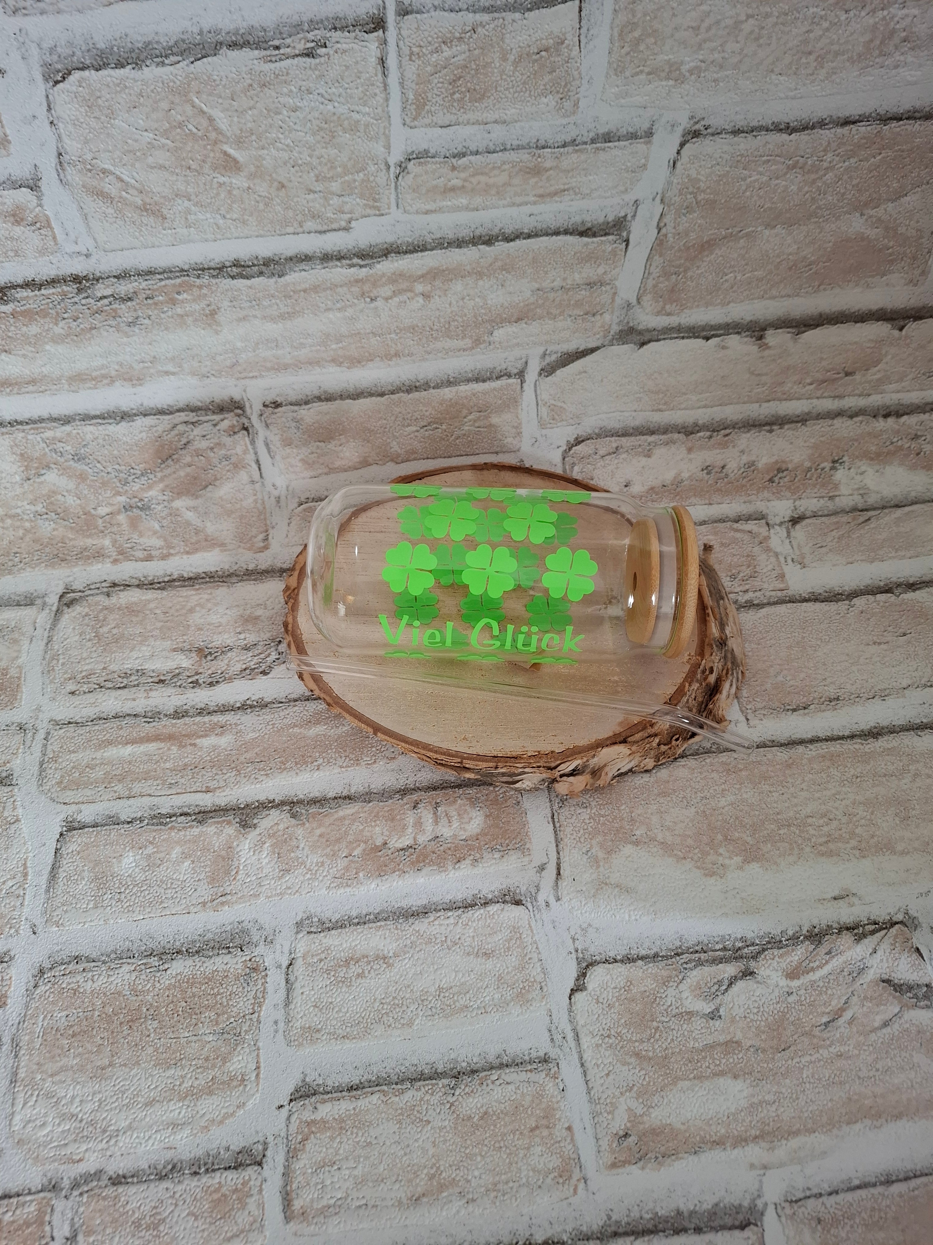 Handgefertigter Glasbecher mit Holzdeckel und Glasstrohhalm – VIEL GLÜCK - AC Designs