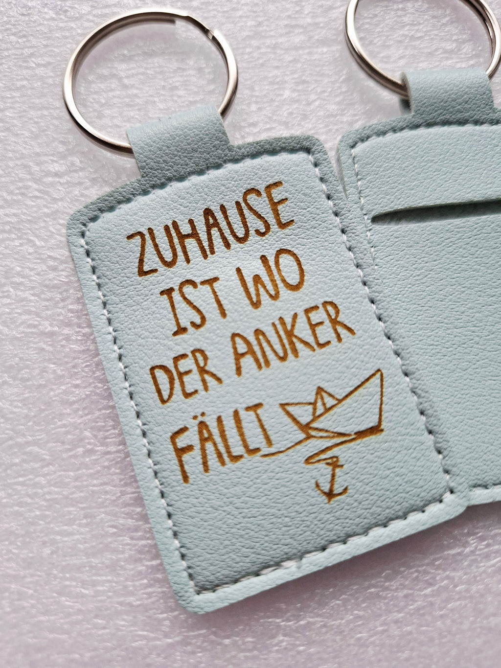 Schlüsselanhänger aus Kunstleder mit Lasergravur – „Zuhause ist wo der Anker fällt“ – himmelblau, praktisch mit Chip-Aufbewahrung