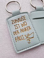 Schlüsselanhänger aus Kunstleder mit Lasergravur – „Zuhause ist wo der Anker fällt“ – himmelblau, praktisch mit Chip-Aufbewahrung