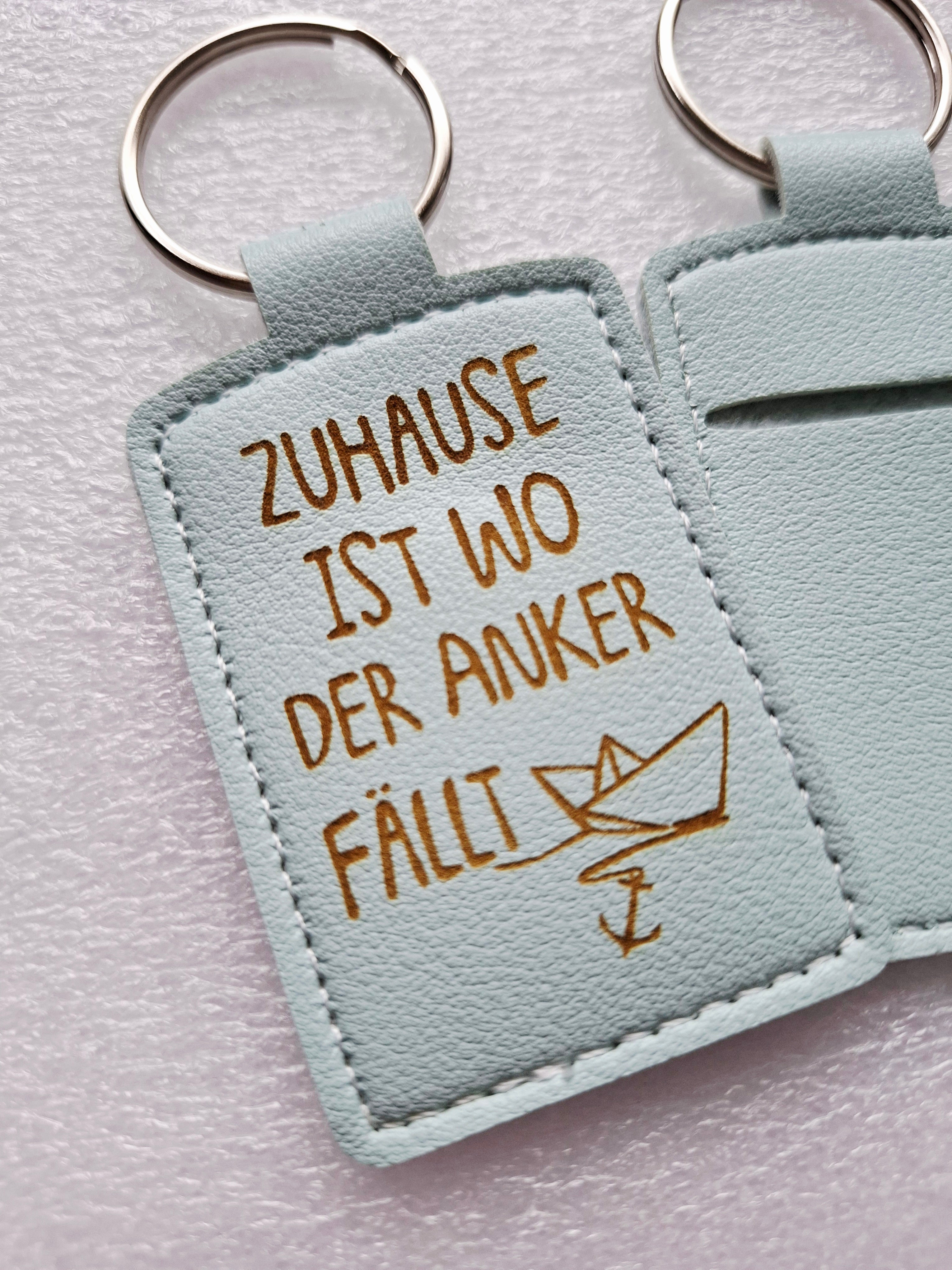 Schlüsselanhänger aus Kunstleder mit Lasergravur – „Zuhause ist wo der Anker fällt“ – himmelblau, praktisch mit Chip-Aufbewahrung