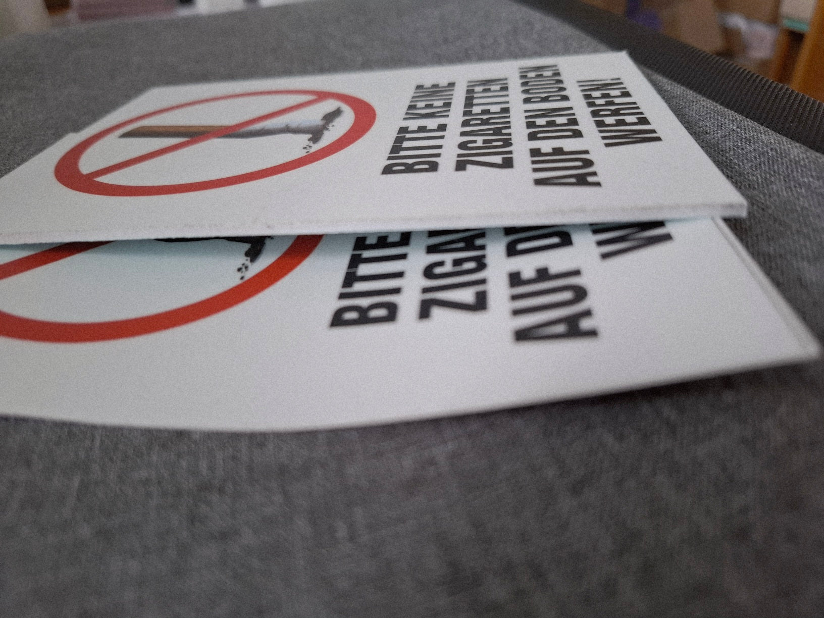 Schild / Aufkleber „Bitte keine Zigaretten auf den Boden werfen“ – Hinweis für Außenbereich