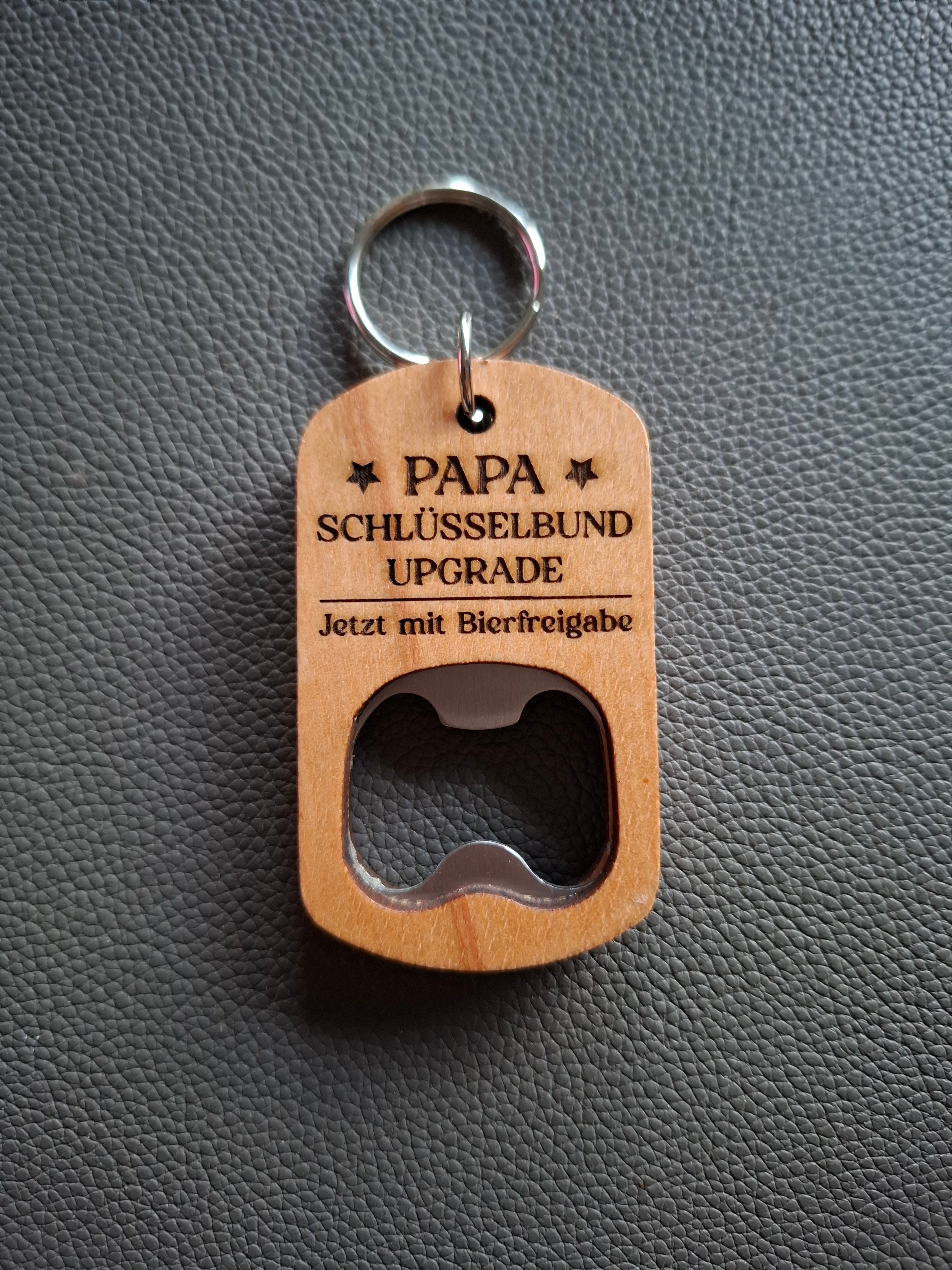Personalisiertes Holz Schlüsselanhänger mit Flaschenöffner & Lasergravur – „Für den besten Papa"