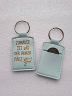 Schlüsselanhänger aus Kunstleder mit Lasergravur – „Zuhause ist wo der Anker fällt“ – himmelblau, praktisch mit Chip-Aufbewahrung