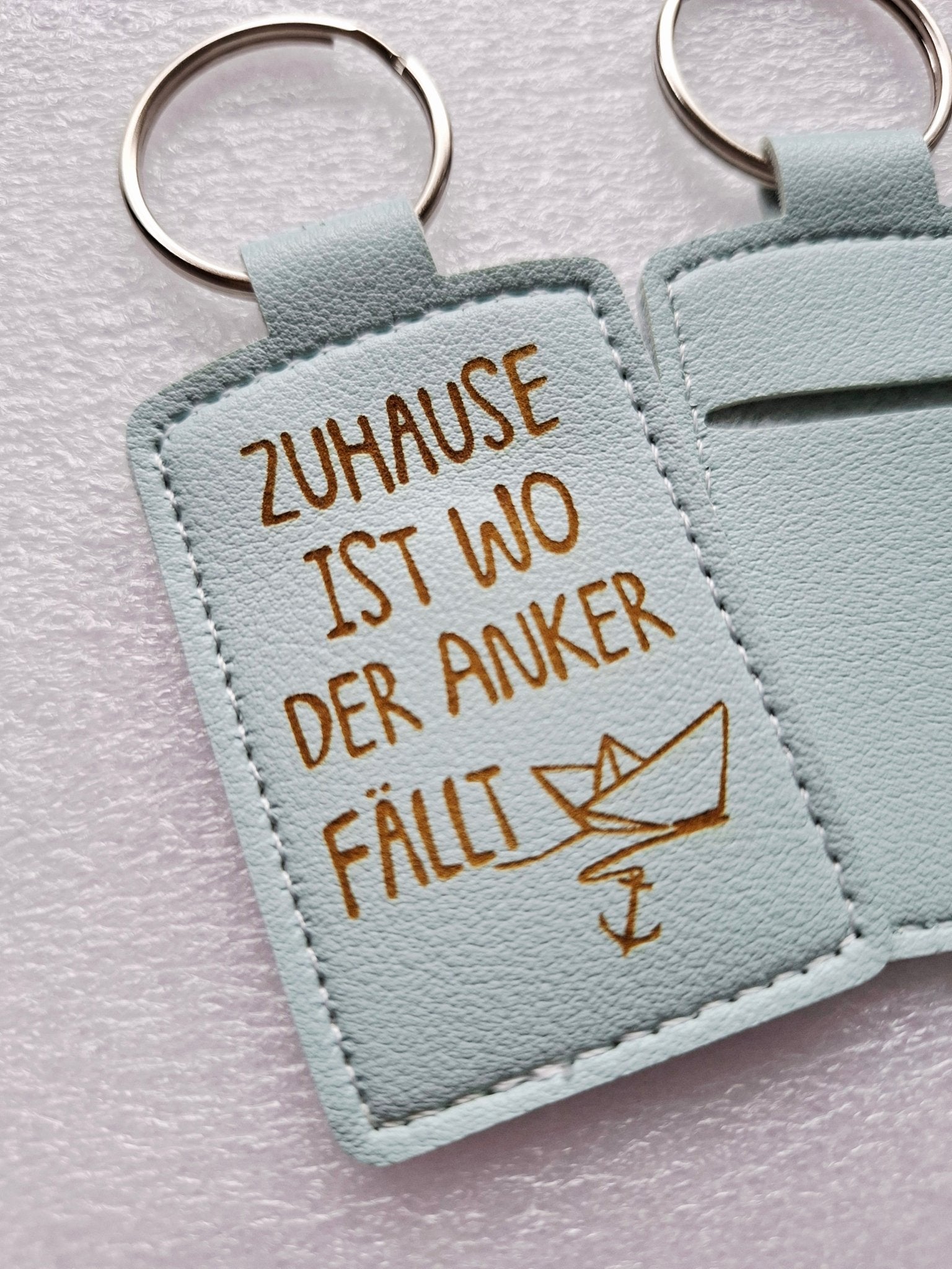 Schlüsselanhänger aus Kunstleder mit Lasergravur – „Zuhause ist wo der Anker fällt“ – himmelblau, praktisch mit Chip-Aufbewahrung - AC Designs
